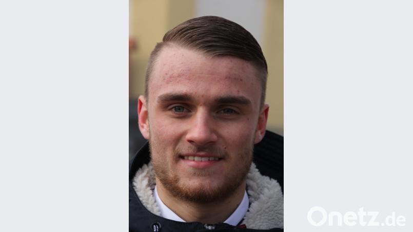 Justin Wagner, Mähring: Für den Industriemechaniker gehört ein Feuerwerk und Böllerschießen an Silvester einfach dazu. &quot;Es muss so richtig knallen. Ich hab für rund 60 Euro eingekauft. Ich hoffe, dass mein Feuerwerk rund 20 Minuten dauern wird. Was gibt es Schöneres, als die vielen Feuerwerke am Himmel zu bestaunen?“ Er feiert mit seiner Freundin Anna und vielen weiteren Freunden. „Silvester ist halt Party.“ Bild: kro