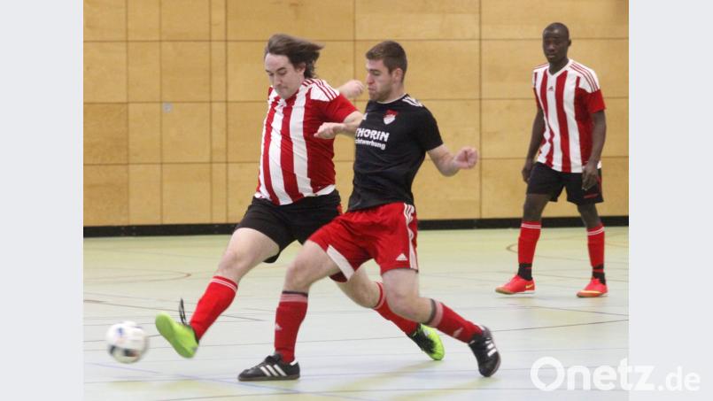 Die SpVgg Pfreimd setzte gegen die SG TSV Schwandorf/ASV Fronberg mit 3:0 durch. Die Szene zeigt Matthias Brandl (links, SG) im Zweikampf mit Peter Schießl (rechts, Spvgg). Bild: Hirsch