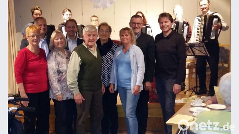 Die Geehrten mit den Laudatoren von links nach rechts Angela Hecht, Dr. Seitz, Marianne Neudert, Stefan Schmiedberger, Norbert Fleißner, Gertrud Hecht, Kathrin Dietz, die Leiterin für soziale Betreuung, Stadtpfarrer Thomas Vogl und Heimleiter Bernhard Riedl. Im Hintergrund die Musikanten der Kreismusikschule Tirschenreuth mit Alois Fischer (rechts). Bild: kdi