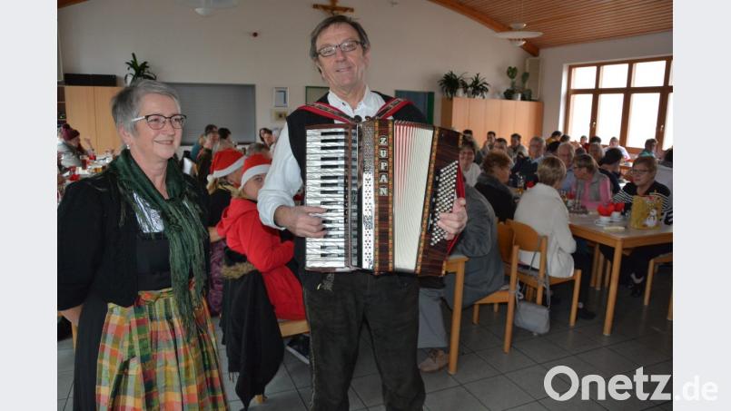 Das Duo „Wiesawie“ umrahmte die Feier in der Behindertenwerkstätte musikalisch. Bild: jr