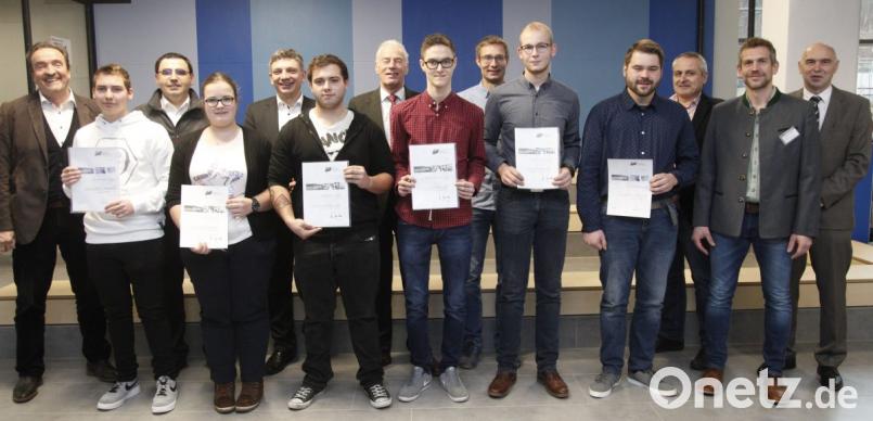 Die Vertreter aus Schule, Politik und Handwerk ehrten die besten Absolventen. Von links (mit Urkunde): Fabian Rockinger, Michaela Böhm, Sebastian Kölbl, Stefan Becher-Köppl, Christian Schrott und Maximilian Kehrer. Bild: Hirsch