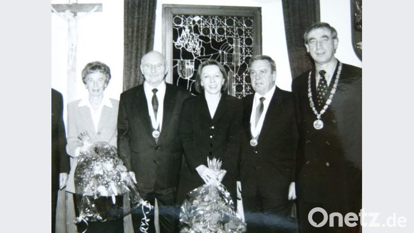 Vor 20 Jahren ehrte die Stadt Eschenbach Martin Neukam (Zweiter von rechts) der Bürgermedaille. Bild: rn