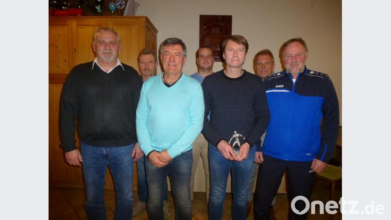 Ein letztes Mal übernimmt Karl-Heinz Hasler die Führung der AH. Ihm zur Seite stehen Günter Rosenberger (auch Spieler des Jahres) und Rainer Niewerth. (Zweiter bis Vierter von links). Bild: bk