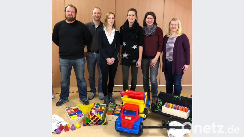 Elternbeirat und Förderverein leeren in der Kita St. Vitus einen Sack voll Spielsachen aus. Von links bei der Übergabe Benjamin Günsche, Andreas Fuchs, Sabrina Stippe, Sabrina Bauer, Regine Pesold und Petra Luber. Bild: no