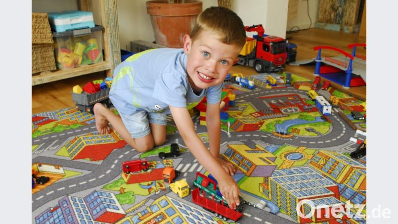 Eine Kleinstadt auf dem Spieleteppich im Wohnzimmer: Basti ist überglücklich, dass er wieder daheim ist. Bild: san