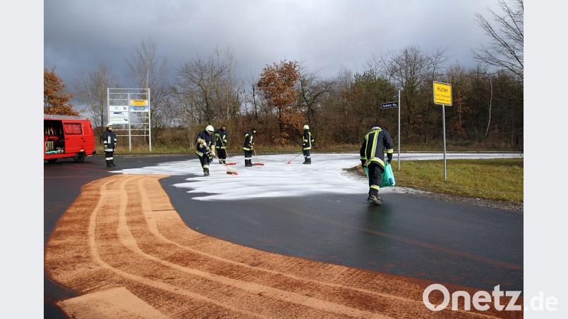 Einsatzkräfte bei der Ölspurbeseitigung. Bild: jma