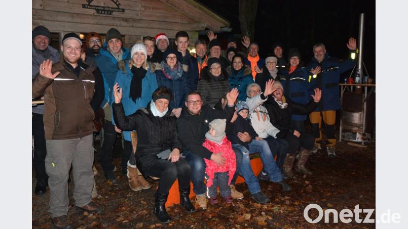 Gute Laune herrschte am Freitagabend bei der Feuerwehr-Blockhütte im Großbüchlberger Forst. Mit dabei waren Feuerwehr-Ehrenvorsitzender Otto Weiß und Forstbetriebsleiter Gerhard Schneider (Mitte), jeweils mit ihren Frauen. Kommandant Franz Bauernfeind (links) und sein Team sorgten für das leibliche Wohl in der Winternacht. Jedes Jahr zwischen den Feiertagen zum Jahreswechsel ist die Blockhütte beliebtes Ziel auf das Jahr zurückzuschauen. Bild: jr
