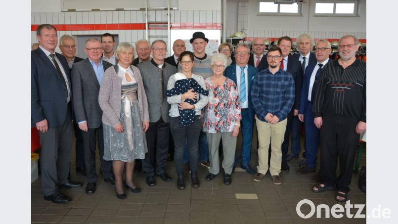 Über 200 geladene Gäste waren am Freitagvormittag ins Feuerwehrgerätehaus nach Konnersreuth gekommen, um mit Bürgermeister Max Bindl gemeinsam den 60. Geburtstag zu feiern. Mit dabei waren (von links) 2. Bürgermeister Reinhard Wurm, Karl Haberkorn, Ernst Neumann, Andreas Malzer, Gattin Helga, Michael Hamann, Jubilar Max Bindl, Ehrenbürger Pfarrer Anton Vogl, Tochter Christina mit Enkel Henri, Sohn Andreas, Mutter Anna, Gisela Kastner, Toni Dutz, Klaus Meyer, Schwiegersohn Martin, Stefan Grillmeier, Landrat Wolfgang Lippert, Stefan Göcking und Pater Benedikt Leitmayr. Bild: jr