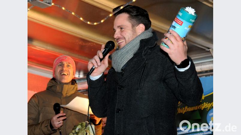 Andreas Diehl (vorne) und Fabian Wendl bringen bei der ersten Christbaumversteigerung so einiges unter den Hammer - alles für den guten Zweck. Bild: Stephan Huber