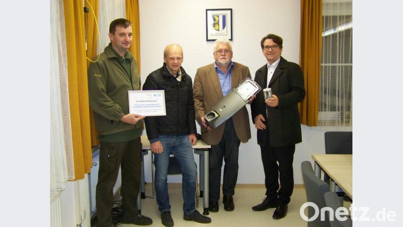 Über die abgeschlossene LED-Umstellung der Straßenbeleuchtung freuen sich (von links) Armin Linhart, Gerhard Schmerber, Bürgermeister Hans Durst und Markus Windisch vom Bayernwerk. Bild: rrd