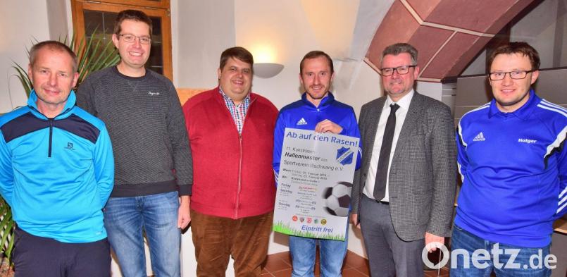 Bei der Präsentation des Plakates: (von links) Harald Janker (Hallenmasters Team), Florian Roth (Hallenmasters Team), 1. Bürgermeister Gemeinde Illschwang Dieter Dehling, 1.Vorsitzender des SVI Martin Luber, 1. Bürgermeister Sulzbach-Rosenberg Michael Göth, Holger Kellner (Hallenmasters Team). Bild: no