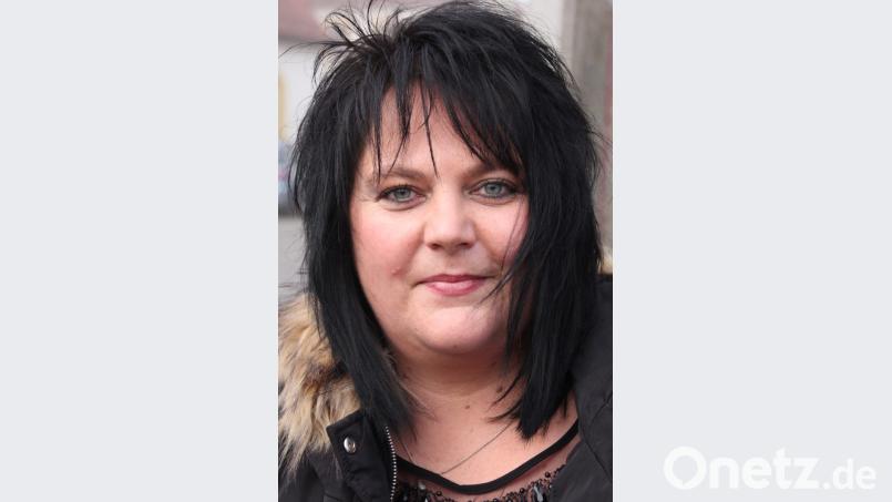 Kathrin Schramm, Tirschenreuth: „Das ist ein alter Brauch. Ein Feuerwerk gehört zu Silvester einfach dazu. Es sollte halt im Rahmen bleiben und nicht ausufern. Manchmal ist etwas weniger sogar mehr“, spricht sich die Plexiglasverarbeiterin für ein Feuerwerk aus. Sie persönlich habe nicht gekauft. Dennoch freue sie sich heute Abend auf ein schönes Feuerwerk. Sie und ihre Familie feiern im Sportheim des FC Tirschenreuth. Bild: kro