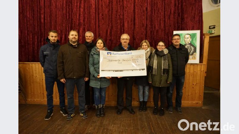Lukas Reichenberger, Martin Prechtl, Günther Daiml, Barbara Weismeier, Maria Heser, Mirjam Müller und Roland Sächerl (von links) überreichten einen großen Scheck an Herbert Putzer (vierter von rechts). Bild: kaz