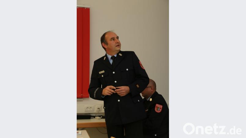 Kreisbrandmeister Andreas Götz stellt die neue Ausbildungsrichtlinie im Katastrophenschutz- und Atemschutzzentrum in Neuhaus vor. Bild: rw