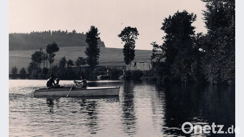 Das alte Bild zeigt die öffentliche Badeanstalt „Kornthaner Weiher“ mit den Kabinen. Vorne ist das 1935 angeschaffte Ruderboot zu sehen. Repro: wro