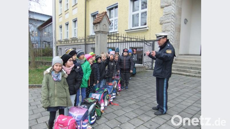 Aufmerksam lauschen die Kinder, was ihnen Hauptkommissar Harald Heselmann mit auf den Weg gibt. Bild: exb