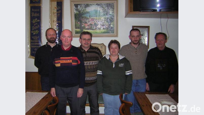 Die 2006 gewählte Vorstandschaft mit Schriftführer Edi Forster (v.l), Stellvertreter Josef Wildenauer, Vorsitzenden Roman Stephan, Beisitzerin Dagmar Sterr, Kassier Mario Stephan und Beisitzer Albin Karl. Bild: gz