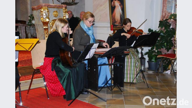 Die Neualbenreuther Saitn-Musik während des Weihnachtskonzerts. Bild: enz