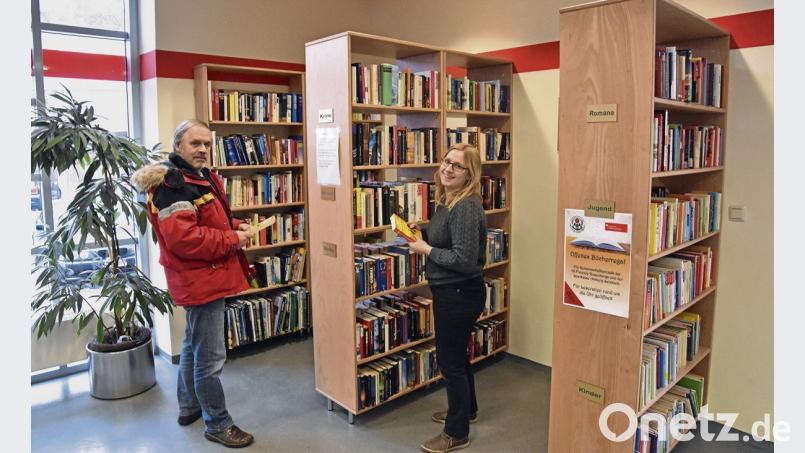 Karina Weiß und Martin Franitza von der Interessengemeinschaft Freunde Rosenbergs sehen im öffentlichen Bücherschrank eine echte Erfolgsgeschichte. Bild: oy
