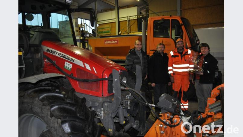 v.l. Ely Eibisch, Hermann Schraml, Armin Wöhrl, Markus Lehner
in der Fahrzeughalle Bild: ak