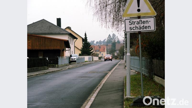 Mit geschätzten 200.000 Euro soll die Oberdecke der Häringloher Straße in Poppenricht erneuert werden. Bild: gf