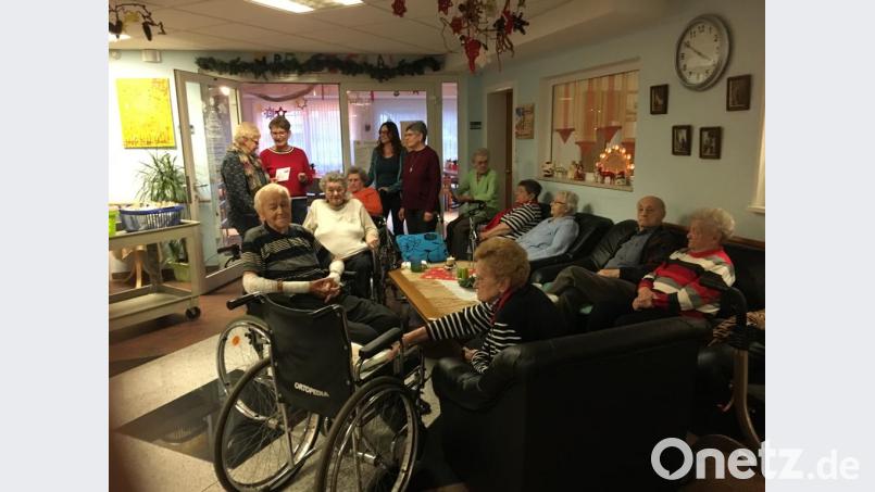 Im Seniorenheim St. Sebastian in Grafenwöhr wurden die Senioren mit kleinen Geschenken bedacht. Dazu überreichte AsF-Vorsitzende Conny Spitaler (stehend Zweite von links) eine Spende für das Haus an Heimleiterin Brigitte Adam (stehend links), Bild: myd