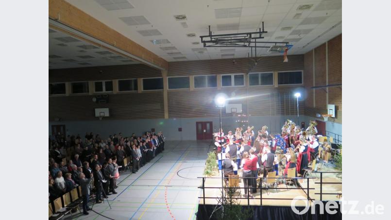 Traditionsgemäß dirigierte Renè Bauer am Ende des Weihnachtskonzerts die beiden Kemnather Musikkapellen zusammen bei einem Weihnachtslied. Bild: jzk