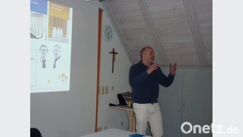 Facharzt Dr. Jürgen Herold bei seinem Vortrag. Bild: eib