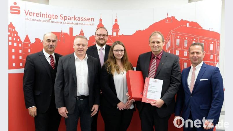 Michael Sporrer (Zweiter von rechts) wird für sein Engagement beim Verein "Hilfe für Anja" geehrt. Von links: Sparkassen-Vorstandsvorsitzender Josef Pflaum (von rechts), Bürgermeister Jürgen Kürzinger, Landrat Andreas Meier, Tochter Tanja Sporrer und Vorstand Gerhard Hösl. Bild: jma