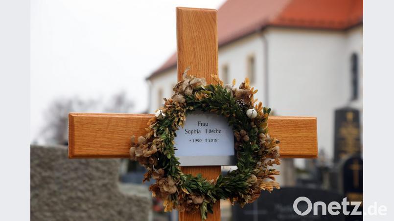 Das Grab von Sophia Lösche auf dem Katharinenfriedhof in Amberg: Im Juni ist sie Opfer eines Gewaltverbrechens geworden, Mitte September kann die 28-Jährige beerdigt werden. Bild: Wolfgang Steinbacher