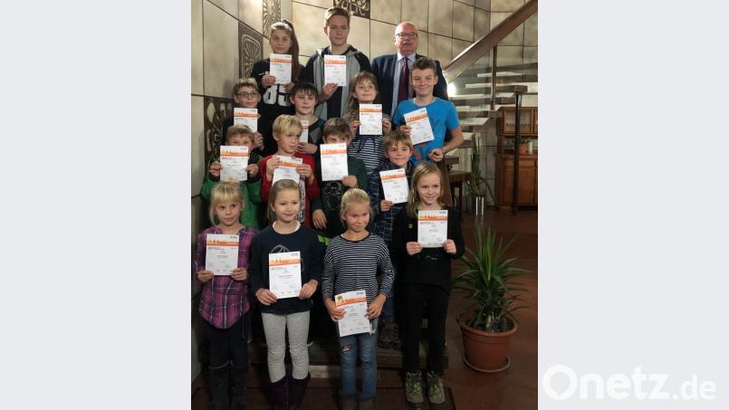 Diese Kinder und Jugendlichen konnten zusammen mit 3. Bürgermeister Hans-Jürgen Reitzenstein (oben rechts) zu Recht stolz auf den Erwerb des Deutschen Sportabzeichens beim TV sein. Bild: exb