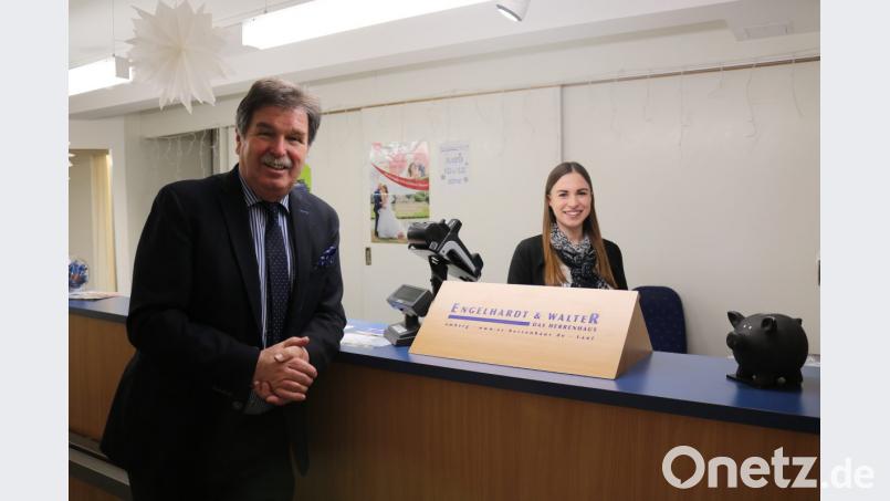 Richard Engelhardt geht nach 54 Jahren in seinen verdienten Ruhestand. Enkeltochter Pia Aures (20), die seit vier Monaten zum Team gehört, wird ihn sicherlich auf dem Laufenden halten. Bild: anv