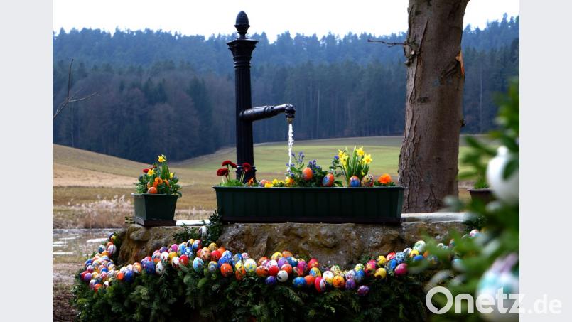 In Sinnleithen stand im Jahr 2018 einer der vielen sehenswerten und liebevoll dekorierten Osterbrunnen der Region. Bild: Tatjana Sichelstiel