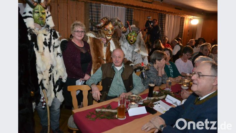 Kordula Hoffmann nehmen die Perchten mit. Stadträte und Bürgermeister belästigen sie zwar. Doch sie dürfen bleiben. Bild: hcz