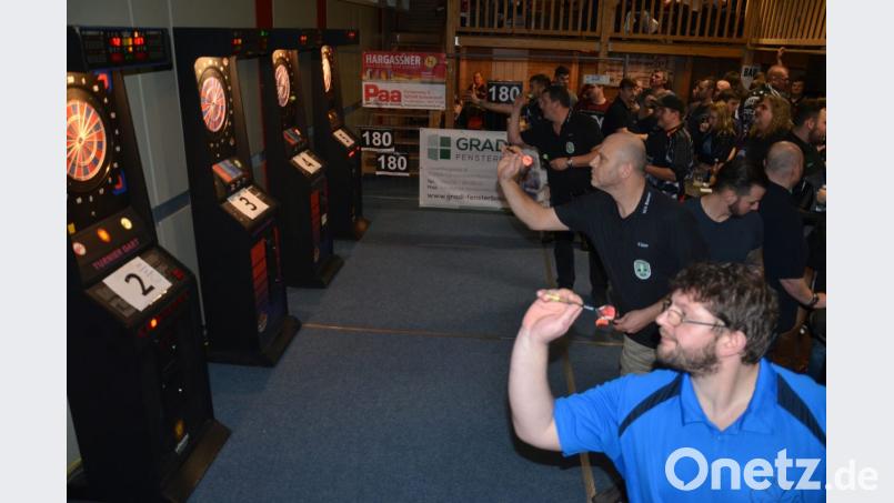 Bei der Dart Night in Altfalter waren alle Darter konzentriert bei der Sache. 96 Teilnehmer ermittelten an fünf Scheiben in einer über achtstündigen Spielzeit ihre Besten. Bild: ga