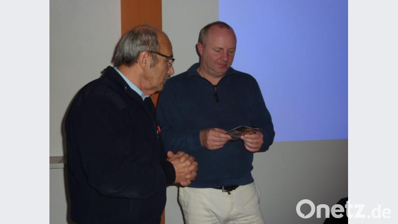 Siegfried Hammerer überreicht Dr. Jürgen Herold (rechts) zum Dank einen Gutschein für einen Besuch bei einem der Freilichtspiele am Eulenberg. Bild: eib