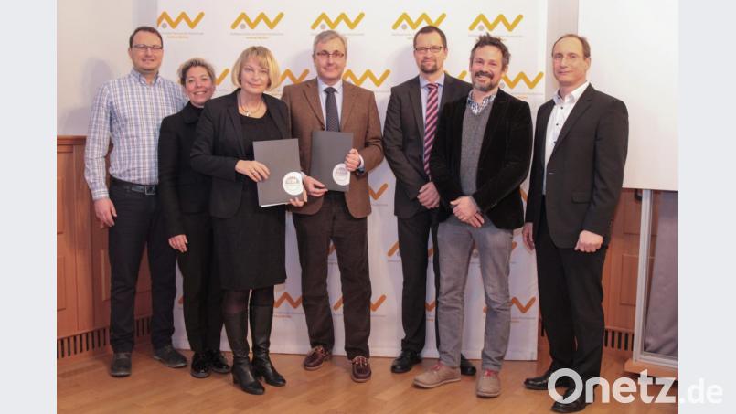 Von links: Stefan Zeidler (Siemens Human Resources Learning and Education Amberg), Sabine Märtin (OTH Professional), Prof. Dr. Andrea Klug und Dr. Jürgen Hollatz, Prof. Dr. Ulrich Schäfer (Studiengangsleiter Industrie-4.0-Informatik), Prof. Martin Frey (Studiendekan), Martin Körbler (Ausbildungsleiter Siemens Professional Education Amberg) Bild: Wiesel/OTH Amberg-Weiden