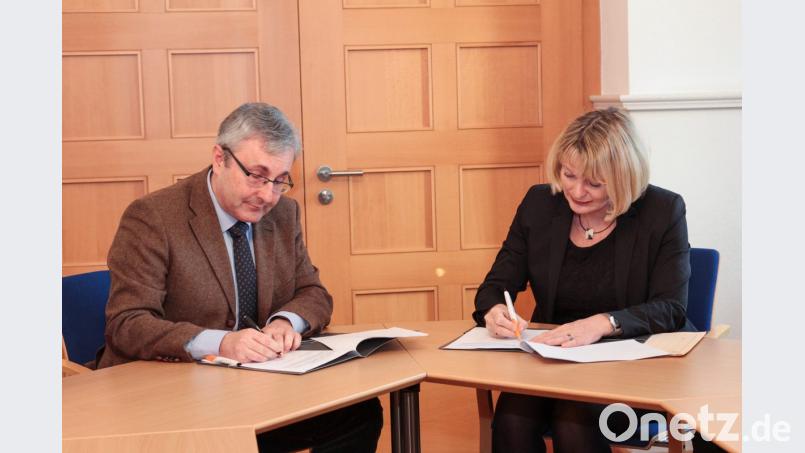 Jürgen Hollatz, Regionalleiter bei Siemens für Professional Education in Süddeutschland, und OTH-Chefin Professor Andrea Klug unterzeichnen die Kooperationsvereinbarung. Bild: Wiesel/OTH Amberg-Weiden