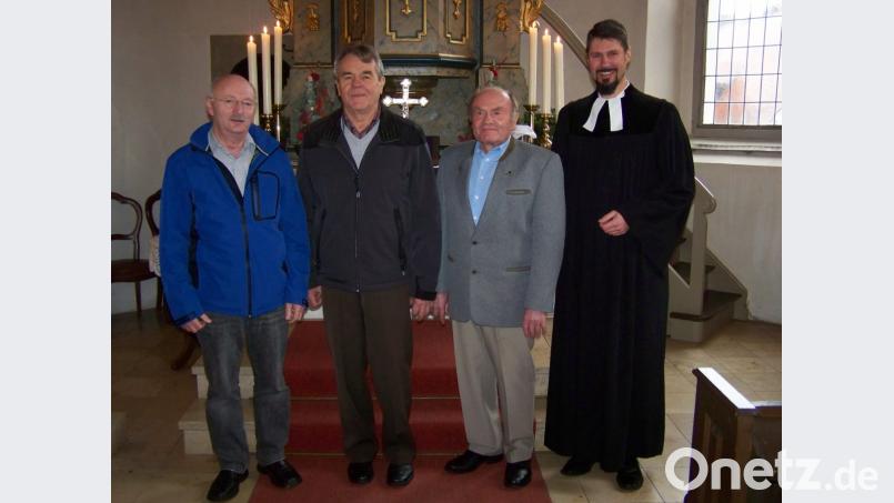 Den ausgeschiedenen Kirchenvorständen (von links) Paul Haller, Walter Engelhardt und Konrad Hartmann dankt Pfarrer Gerhard Durst. Bild: rrd