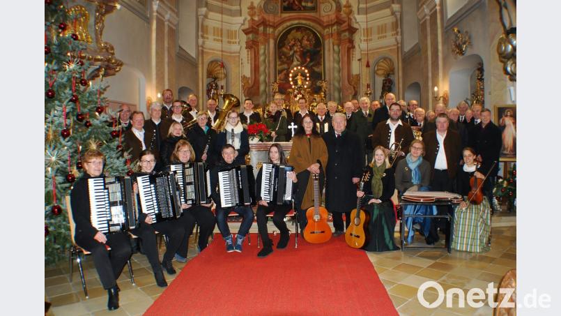 Die Mitwirkenden des Weihnachtskonzertes: 1. Akkordeonorchester Waldsassen (links), Das Neualbenreuther Zwio Monika Kunz und Franz Danhauser (Mitte), die Neualbenreuther Saitn-Musik (rechts sowie der Männergesangsverein und die Blaskapelle Ernestgrün im Hintergrund mit Bürgermeister Klaus Meyer (ganz links hinten) Bild: enz
