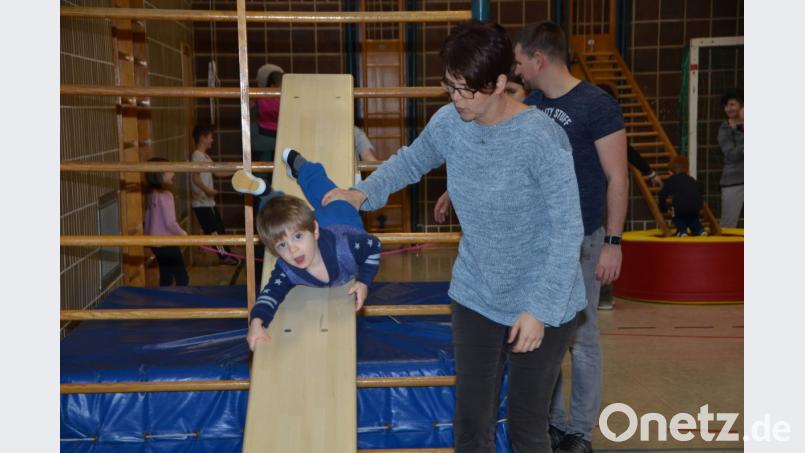 Nach Herzenslust konnten sich die Kinder im Alter zwischen 2 und 7 Jahren zwischen den Jahren in der Eglseeturnhalle beim 3. Indoor-Spielplatz des Turnvereins austoben. Ein pures Vergnügen. Bäuchlings ging es über die steile Bank. Bild: dob