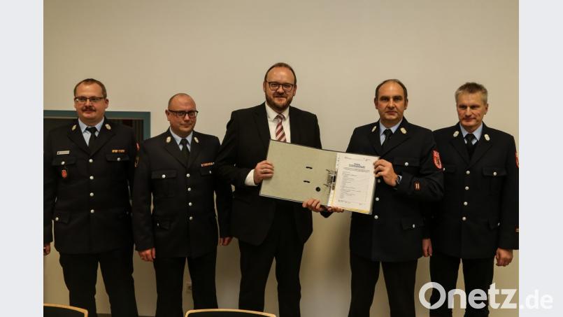 In zwei Modulen zum Truppführer: Das erste Exemplar der neuen Ausbildungsrichtlinie erhält Landrat Andreas Meier (Mitte) von Kreisbrandmeister Andreas Götz (Zweiter von rechts). Künftig wird es eine einheitliche Feuerwehrgrundausbildung von Eslarn bis Vorbach geben. Bild: Roland Wellenhöfer