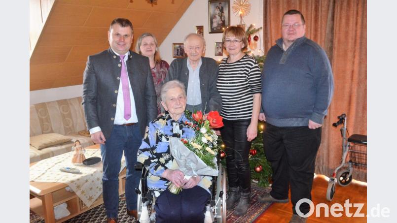 Stadtpfarrer Hubert Bartel (rechts) und Bürgermeister Karlheinz Budnik (links) gratulieren Theresia Schedl zum 90. Geburtstag. Die Jubilarin ist geistig noch voll auf der Höhe. Bild: fz