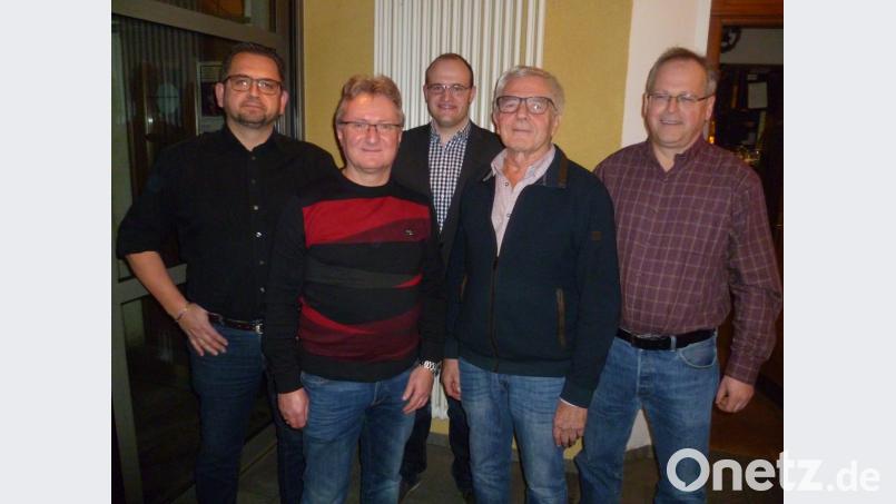 Sie stellen sich für das Volksbegehren als Sprecher des lokalen Aktionskreises zur Verfügung (von links): Andreas Hoyer von den Imkern, Hans-Jürgen Bumes vom Bündnis 90/Die Grünen, Christoph Zollbrecht von der ödp, Peter Zahn vom Bund Naturschutz und Michael Scharl vom Landesbund für Vogelschutz. Bild: usc