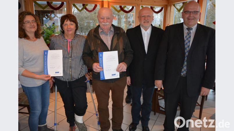 Treue Mitglieder zeichnet der VdK Neualbenreuth aus. Im Bild (von links): Vorsitzende Andrea Gutwein, Angelika Schreglmann, Hans-Leopold Thümmel, VdK-Kreisgeschäftsführer Harald Gresik und Bürgermeister Klaus Meyer. Bild: jr