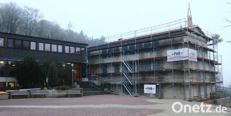 Der Erweiterungsbau der Realschule Burglengenfeld (rechts) soll in einem Jahr fertig sein. Dann erfolfgen der Abriss und der Neubau der Pausenhalle (links). Bild: Hirsch