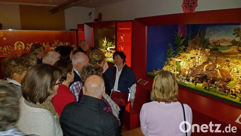 Riesenandrang zum Jahresfinale der Stadtteilspaziergänge von LEBENplus: Die einzigartige Krippenausstellung im MQ samt Führung lockte 70 Senioren ins Museum. Bild: fiw