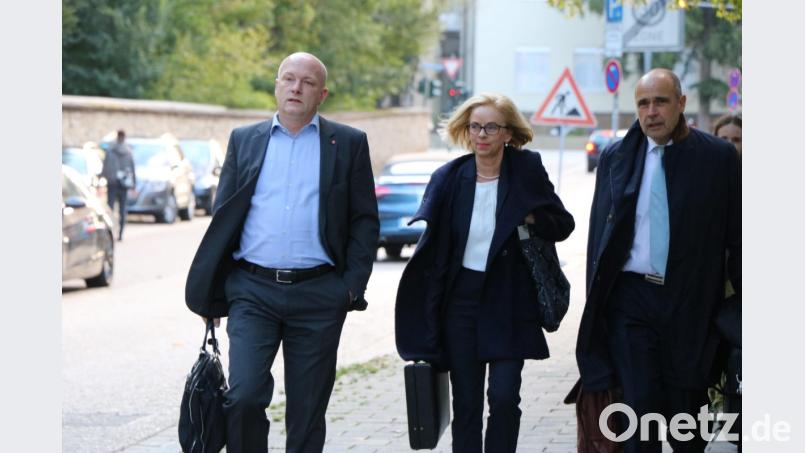 Der Regensburger Ex-Oberbürgermeister Joachim Wolbergs mit seinen Anwälten Jutta Niggemeyer-Müller und Peter Witting (von links) auf dem Weg ins Landgericht Regensburg. Bild: Bettina Dostal