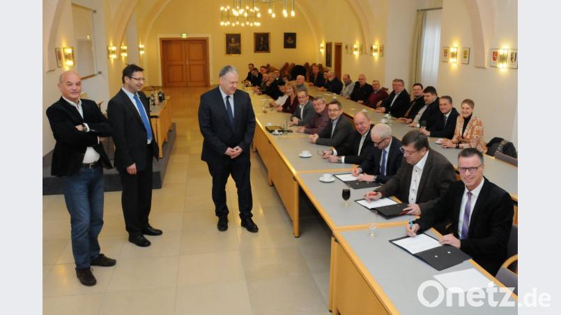 Unter Aufsicht von Hans Siegert, Abteilungsleiter Dr. Norbert Vogl und Landrat Richard
Reisinger (von links) ebneten die Bürgermeister und Vertreter von Schul- und Zweckverbänden
mit ihrer Unterschrift den Weg frei für einen gemeinsamen Datenschutzbeauftragten. Bild: Hollederer, Christine