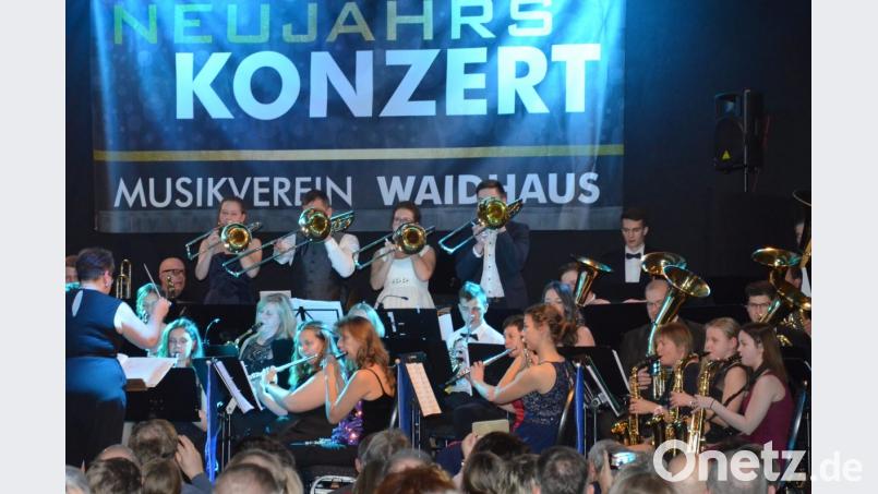Conny Kraus (links) dirigierte die Udo-Jürgens-Selection, wozu das Publikum die allesamt bestens bekannten Titel kräftig mitsummte und mitsang. Bild: fjo
